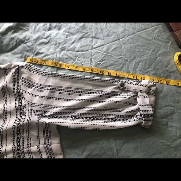 Maurice’s Sz. L Off-white top with black pattern - Picture 6 of 12
